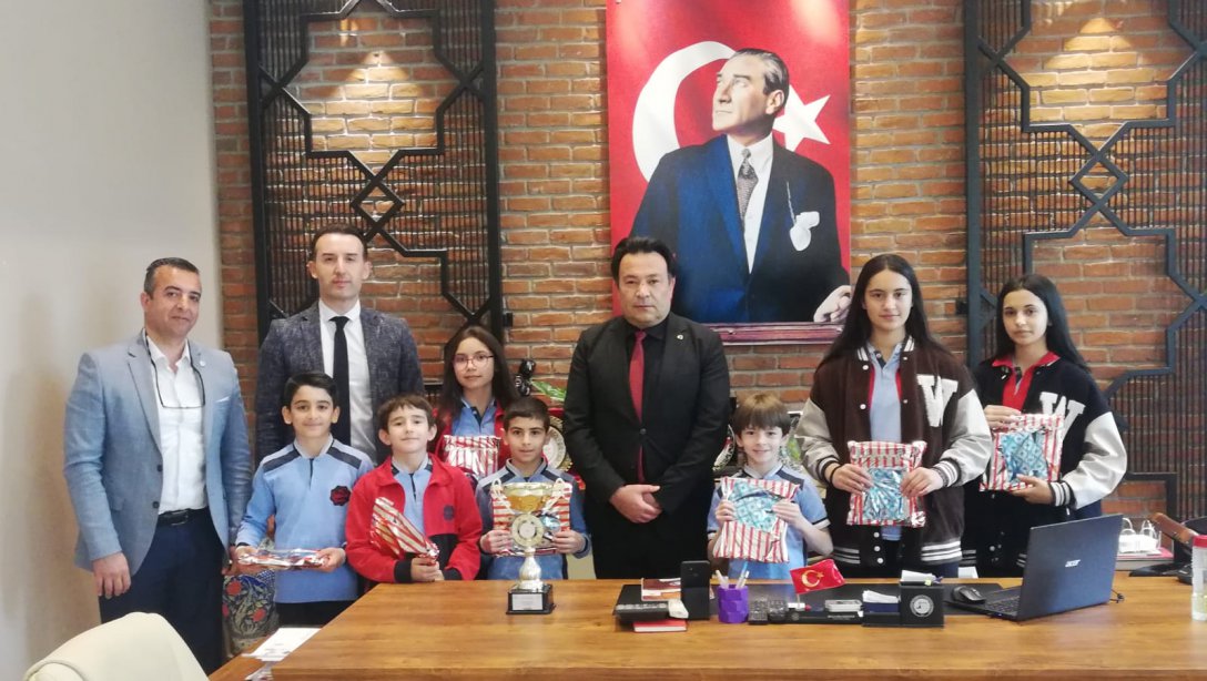 Kadir Has Ortaokulu Öğrencileri İlçe Milli Eğitim Müdürü Sayın Bahameddin KARAKÖSE'yi Ziyaret Ettiler.