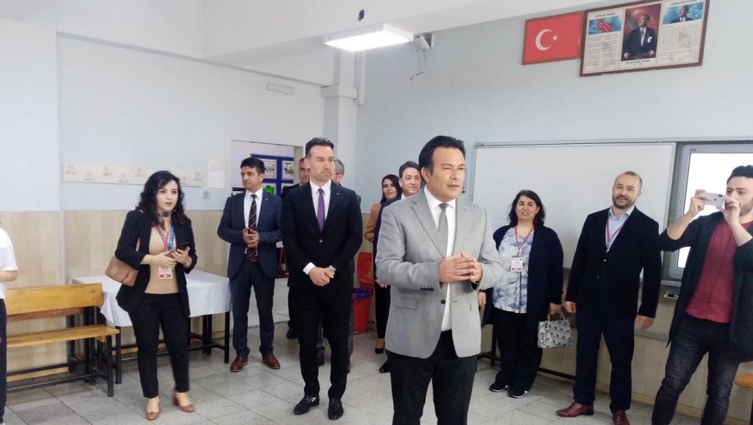 İlçe Milli Eğitim Müdürü Sayın Bahameddin KARAKÖSE,  Kadir Has Ortaokulu TÜBİTAK 4006 Bilim Fuarı Açılışına Katıldı.