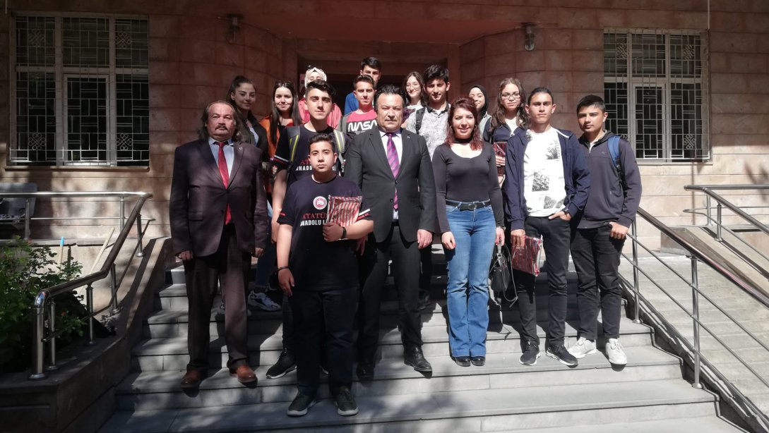 Tiyatro Kulübü Öğrencileri İlçe Milli Eğitim Müdürü Sayın Bahameddin KARAKÖSE'yi Ziyaret Etti.