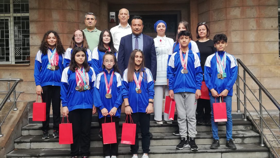 Refika Küçükçalık Ortaokulu Öğrencilerimiz Ulusal ve Uluslararası Spor Ödüllerini Topladı