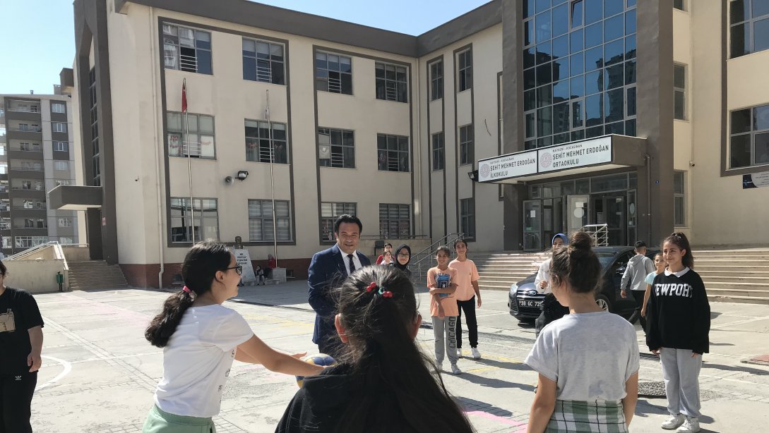 İlçe Milli Eğitim Müdürü Sayın Bahameddin KARAKÖSE, Şehit Mehmet Erdoğan Ortaokulunu Ziyaret Etti.