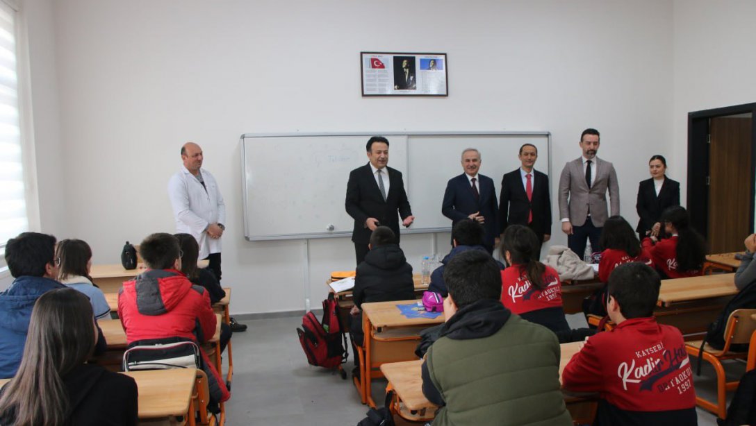 İl Milli Eğitim Müdürü Sayın Bahameddin Karaköse ve İlçe Milli Eğitim Müdür V. Sayın Adnan Göllüoğlu ikinci dönemin ilk gününde Kadir Has Ortaokulu öğrencileriyle bir araya geldi