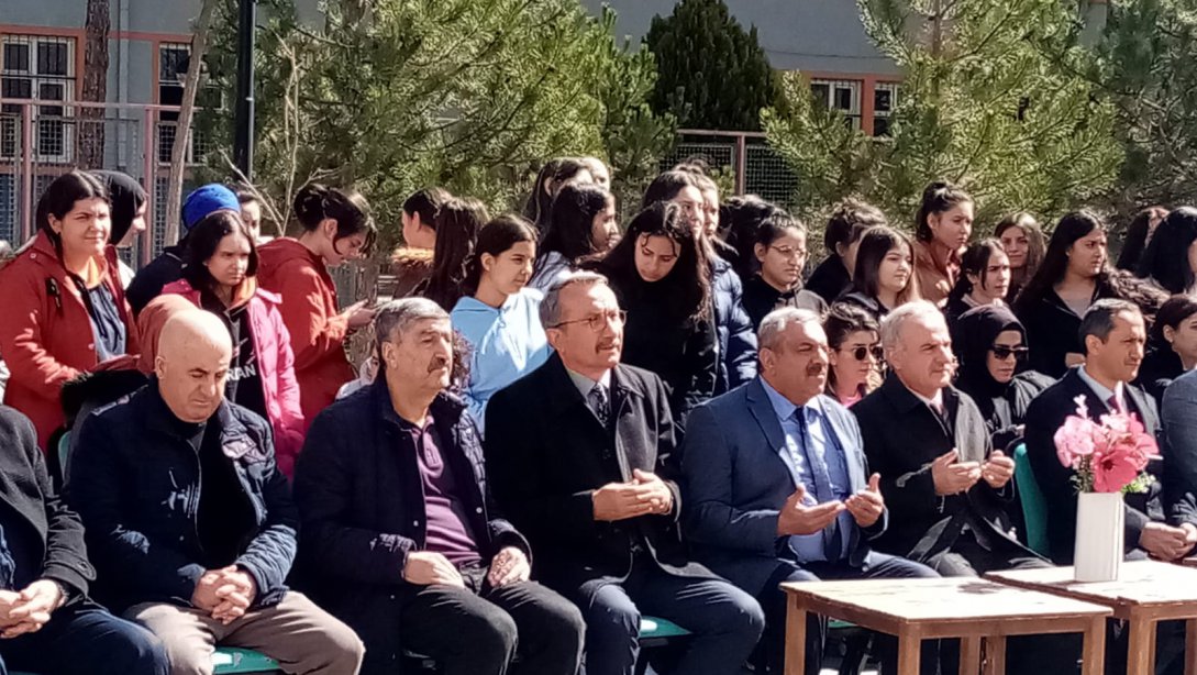 Baharın gelişinin geleneklerle kutlandığı Nevruz Bayramı Atatürk Mesleki ve Teknik Anadolu Lisesinin hazırladığı programla kutlandı