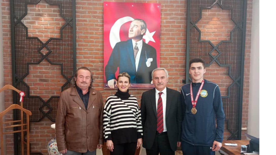 Okçulukta Türkiye Şampiyonu Olan Atatürk Anadolu Lisesi Öğrencisi Seyit HASARPA ile İdarecilerimizin Ziyareti