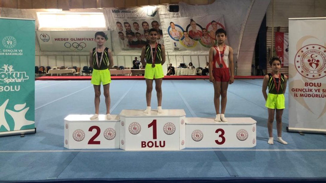 Bolu'da düzenlenen Artistik Cimnastik Dalı Türkiye Finalleri Yarışmasında Kadir Has Ortaokulu öğrencileri Yıldız Erkekler ve Küçük Erkeklerde takım olarak Türkiye şampiyonu olmuştur