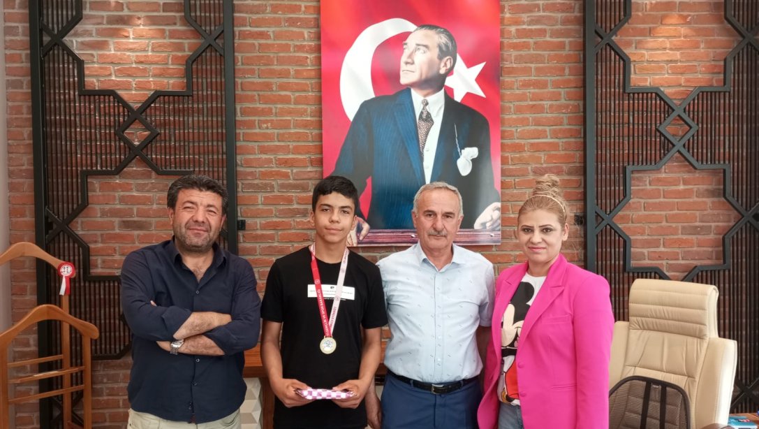 Huriye Eren Ortaokulu İdarecileri ve Türkiye Yıldız Erkekler Halter Şampiyonasında 1. Olan Öğrencileri Ali Efe ÖZKAN'ın, İlçe Milli Eğitim Müdür V. Sn. Adnan GÖLLÜOĞLU'nu Ziyareti