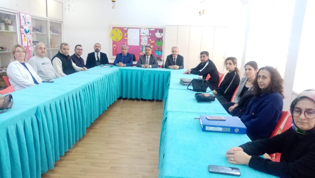 İl Milli Eğitim Müdür Yardımcısı İlyas Yılmaz Başkanlığında, İlçe Milli Eğitim Müdür V. Adnan Göllüoğlu'nun da Katılımlarıyla Okul Güvenliği ve Öğrencilerin Korunması Toplantısı Düzenlendi