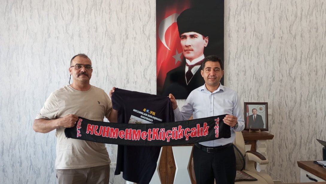 Nuh Mehmet Küçükçalık Anadolu Lisesi Müdürü Ahmet Tanrıverdi, 40. Yıl Etkinlikleri Nedeniyle Müdürümüz Erkan Çiçek'e Hediyelerini Takdim Etti.