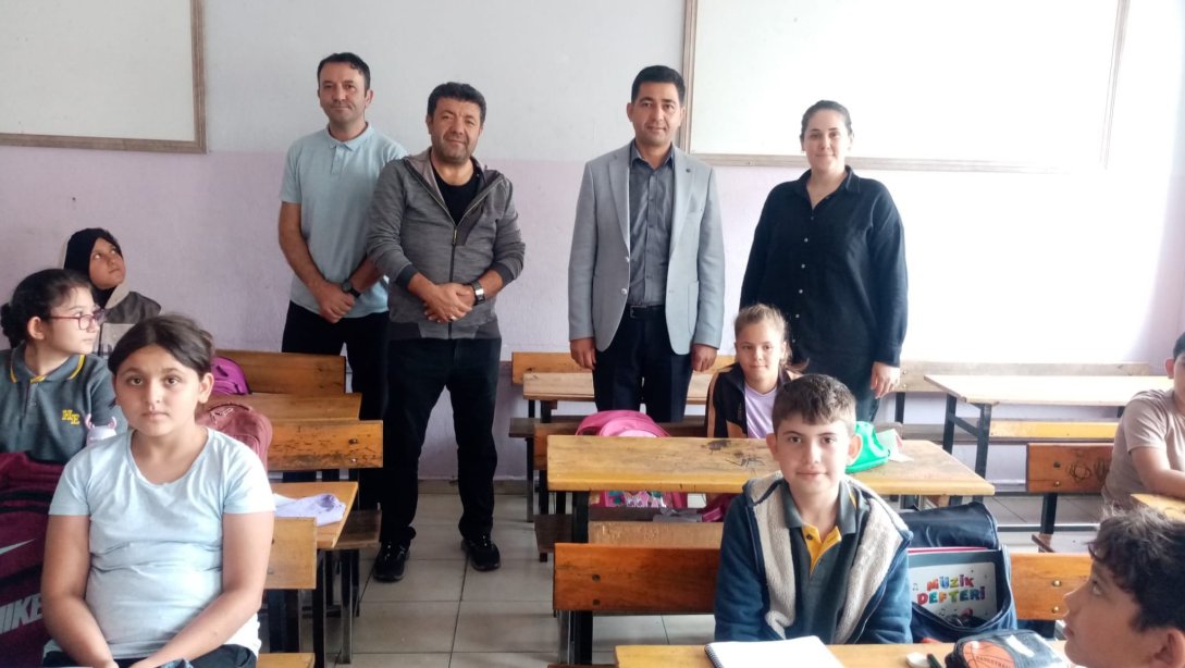 Huriye Eren Ortaokulu Ziyaret Ederek Öğrencilerle Bir Araya Gelen Müdürümüz Sn. Erkan Çiçek, Öğretmenlerle de Türkiye Yüzyılı Maarif Modeli Hakkında Görüştü
